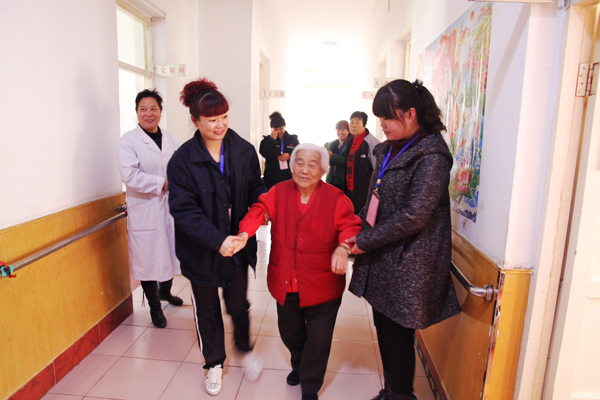 老人的笑容，我們的快樂——公司青年志愿者走進(jìn)敬老院活動(dòng)側(cè)記.jpg